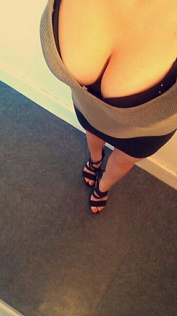 Belle jeune fille veut goûter aux hommes murs
