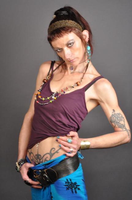 Belle femme tatouée avec des piercing